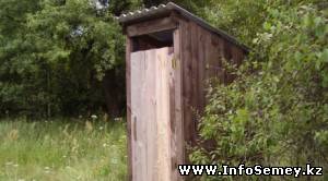 Под Усть-Каменогорском роженица уронила младенца в выгребную яму