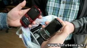 В Усть-Каменогорске учащихся школ обязали сдавать мобильные телефоны перед занятиями