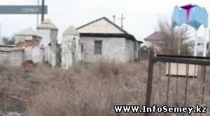 Многодетная семья в Семее живет на кладбище