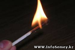 В Семее женщина подожгла любовницу своего супруга, когда застала их в постели