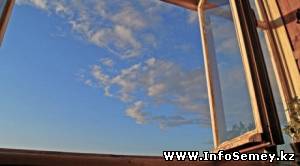 Ребенок выпал из окна многоэтажки в Семее