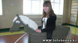 Школьники Семея во время уроков устраивают скачки на 