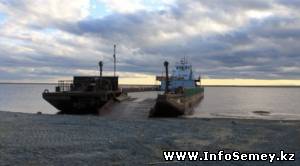 На востоке Казахстана паром сел на мель