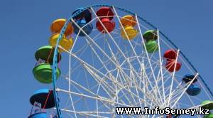 В Семее школьница пострадала при падении с колеса обозрения