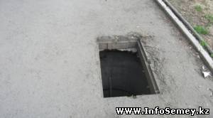 Неизвестный похитил все чугунные решетки с улиц Семея