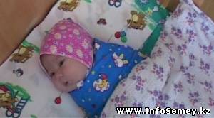 В Семее найденный в пакете малыш оказался болен