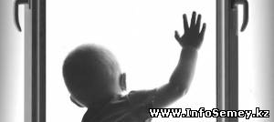 В Семее годовалый ребенок выпал из окна третьего этажа