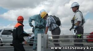 ФОТО: В Семее японцы осмотрели подвесной мост