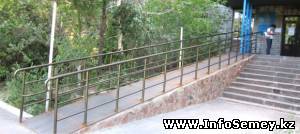 В Семее большинство пандусов, установленных в этом году, не соответствует стандартам