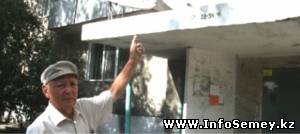 Пенсионер из Семея из-за неработающего лифта восемь лет не может попасть в гости к сыну