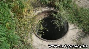 Открытые колодцы до сих пор угрожают детям в Семее