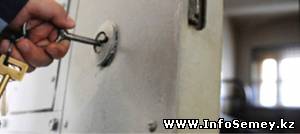 В Семее за применение пыток к подследственным судят пятерых полицейских