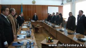 Депутаты Семея почтили минутой молчания погибших в ДТП юных хоккеистов