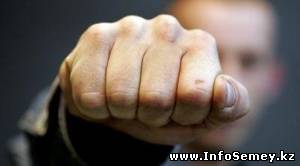 Уличная реклама помогла преступникам ограбить студента в Семее