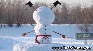 Снеговика вверх тормашками слепили в Семее