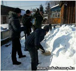 В Семее состоялся субботник по уборке и вывозу снега