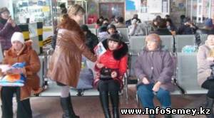 Пассажирам автовокзала Семея прочитали лекцию о заболеваниях