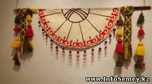 Жителей Семея научили войлоковалянию и росписи на посуде