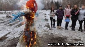 На Масленицу жители Семея пели песни и прыгали через костер