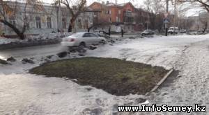 В центре Семея среди сугробов появилась лужайка