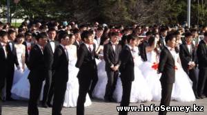 Около 300 пар станцевали вальс на Центральной площади Семея