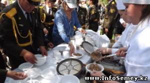 Почти 100 килограммов солдатской каши сварили для ветеранов ВОВ в Семее