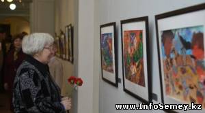 Ко дню Победы в Семее открылась выставка детского рисунка