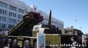 Боевую технику выставили у акимата Семея в честь 7 мая