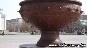 Не прошло и двух недель, с момента установки новой достопримечательности, как тут же у нее сломали все ручки