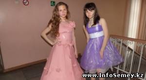 Школьницы Семея оделись в платья из туалетной бумаги