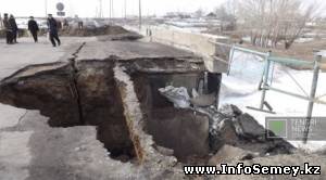 Разрушающийся мост на окраине Семея временно засыпят гравием