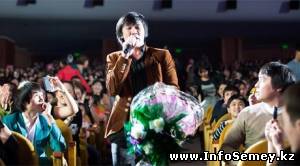 Экс-поклонницы Кайрата Нуртаса в Семее обиделись на мать звезды