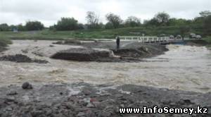 Дождевыми водами смыт мост в Восточном Казахстане