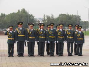 Церемония ввода в первую воинскую должность молодых лейтенантов на Центральной площади Семея.