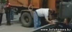 В Семее грузовой ЗИЛ снес 20 метров ограждения