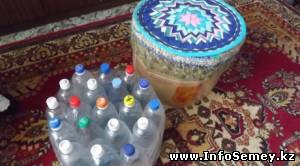 Жительница Семея мастерит мебель из пустых бутылок