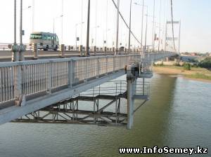 В Семее ищут 17-летнюю девушку, спрыгнувшуюся с моста