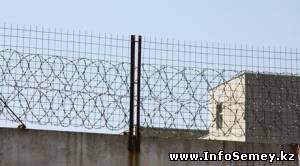 Более килограмма наркотиков пытались перекинуть через забор колонии в Семее