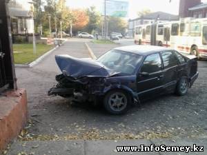 В Семее обнаружена разбитая машина