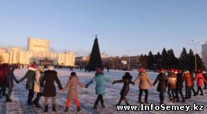 Гигантский хоровод вокруг елки в Семее едва не попал в Книгу рекордов Гиннесса