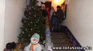 Новогодний подъезд появился в доме в центре Семея