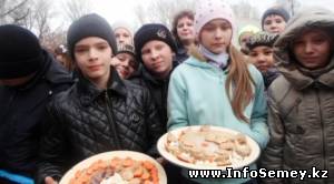 Юннаты накормили медведей тортами и конфетами в Семее