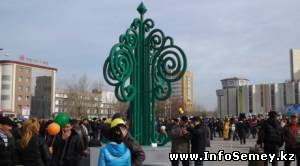 В центре Семея установили металлическое дерево Наурыз