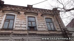 Спасти здание-памятник архитектуры XX века просят краеведы Семея