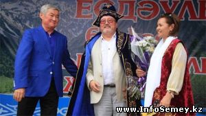 Автор гимна международного антиядерного движения «Семей-Невада» встретился с земляками