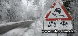 На трассах ВКО два пассажирских автобуса съехали в кювет из-за гололеда