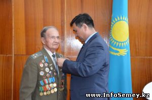 Ветеранам войны в Семее вручили юбилейные медали «70 лет Победы»