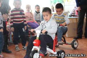 Бакырчикское горнодобывающее предприятие подарило воспитанникам мини-центра игровые наборы