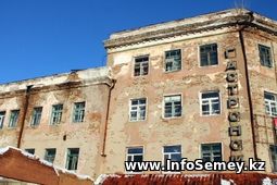 Один из старейших многоэтажных домов Семея каждой зимой рискует замерзнуть и остаться без воды