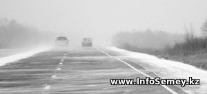 В ВКО метель парализовала движение колонны из 15 автомобилей